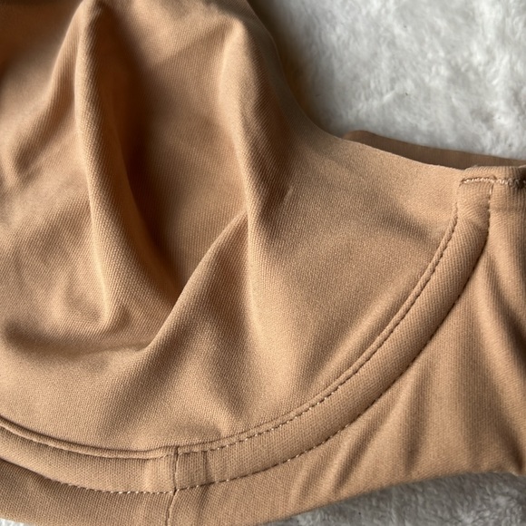 SKIMS Fits Everybody Unlined Stretch-Woven Bra - Picture 9 of 13